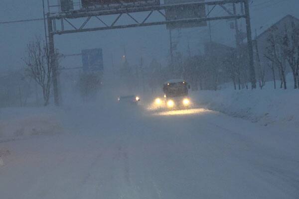 降雪時の夜間運転は視界不良MAX