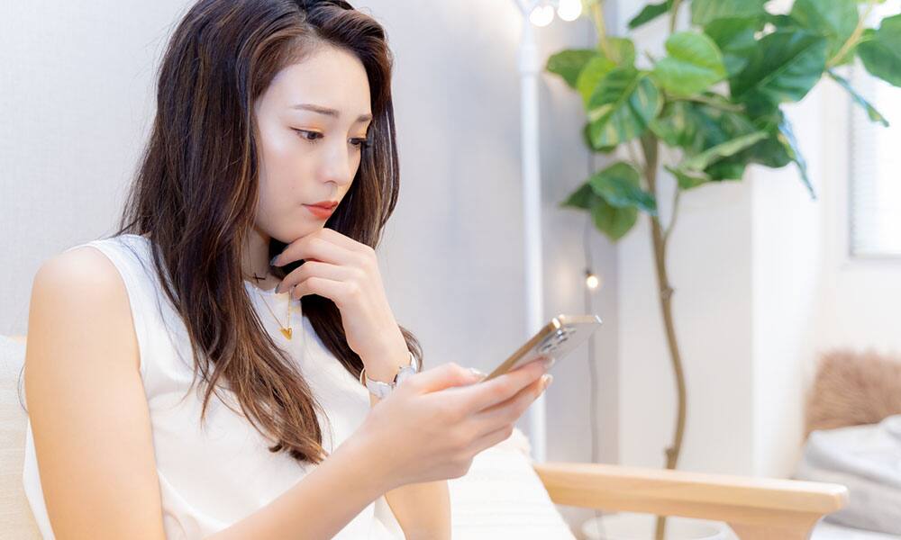 婚約者のことで悩む女性