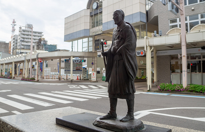 新潟市古町良寛像