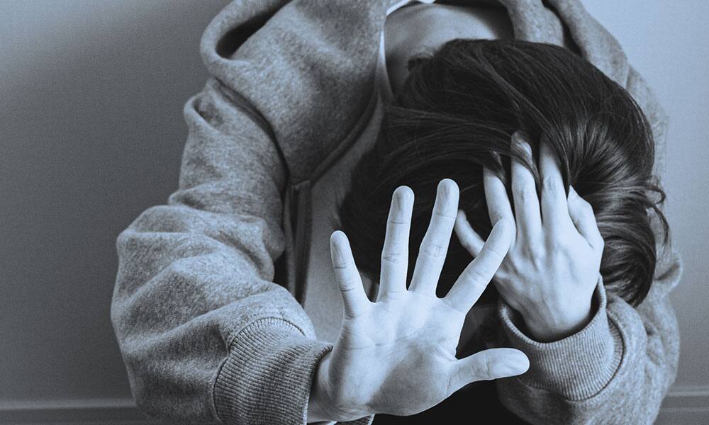莫大な負債に絶望する女性