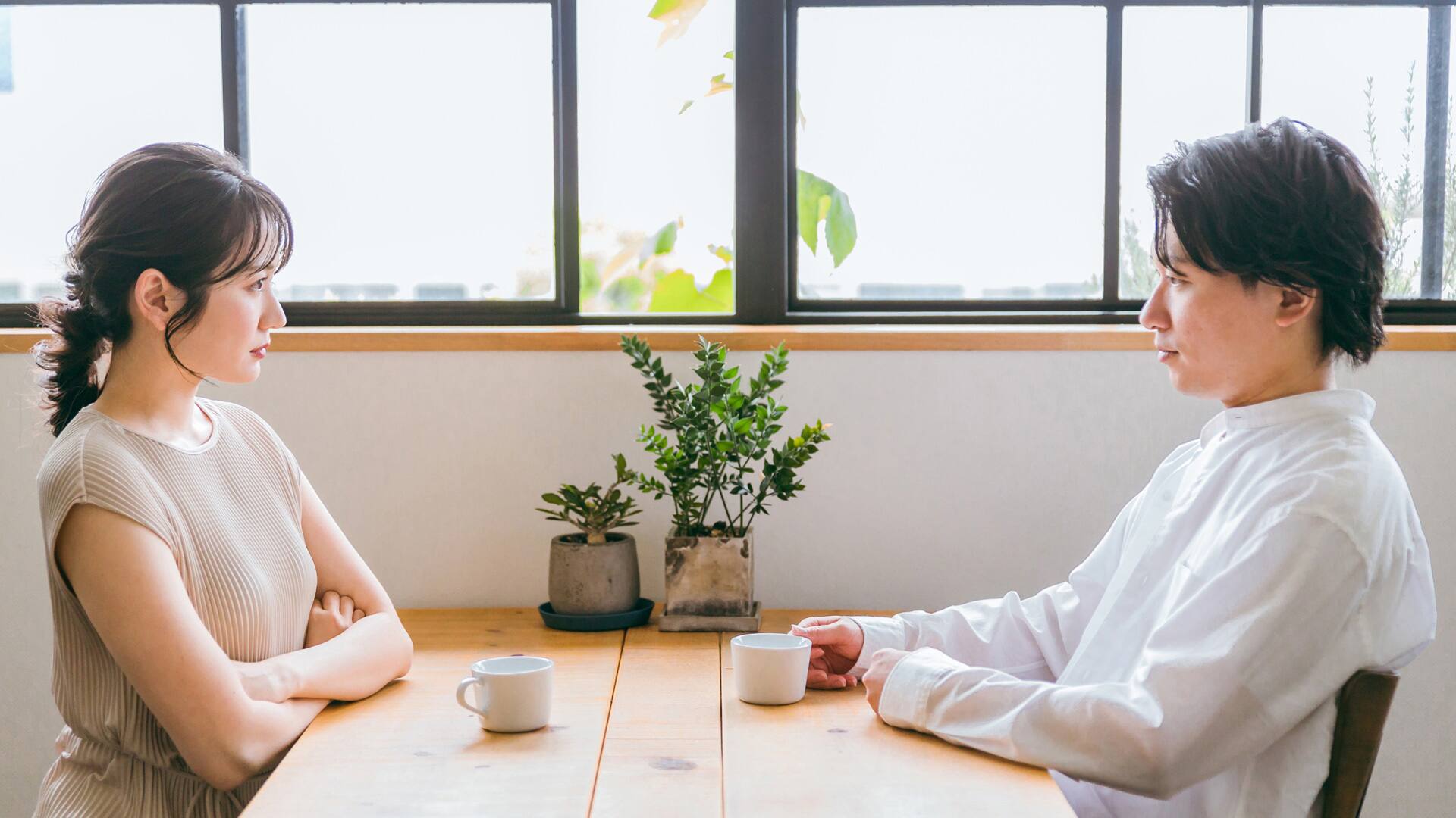 深刻な話し合いをするカップル