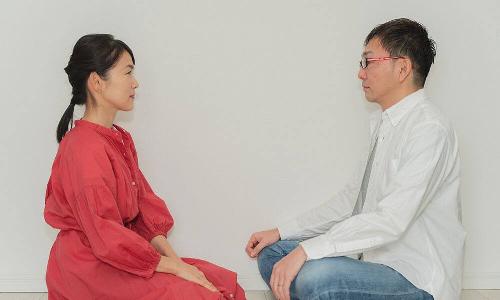 話し合うカップル