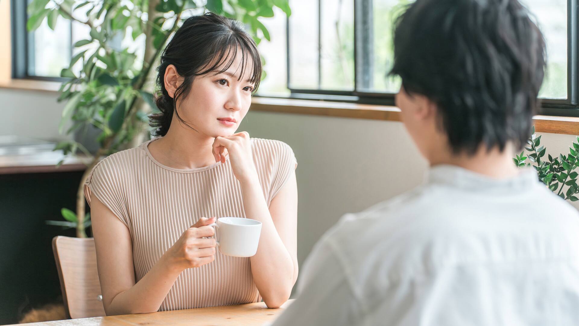 夫の浮気を疑う女性