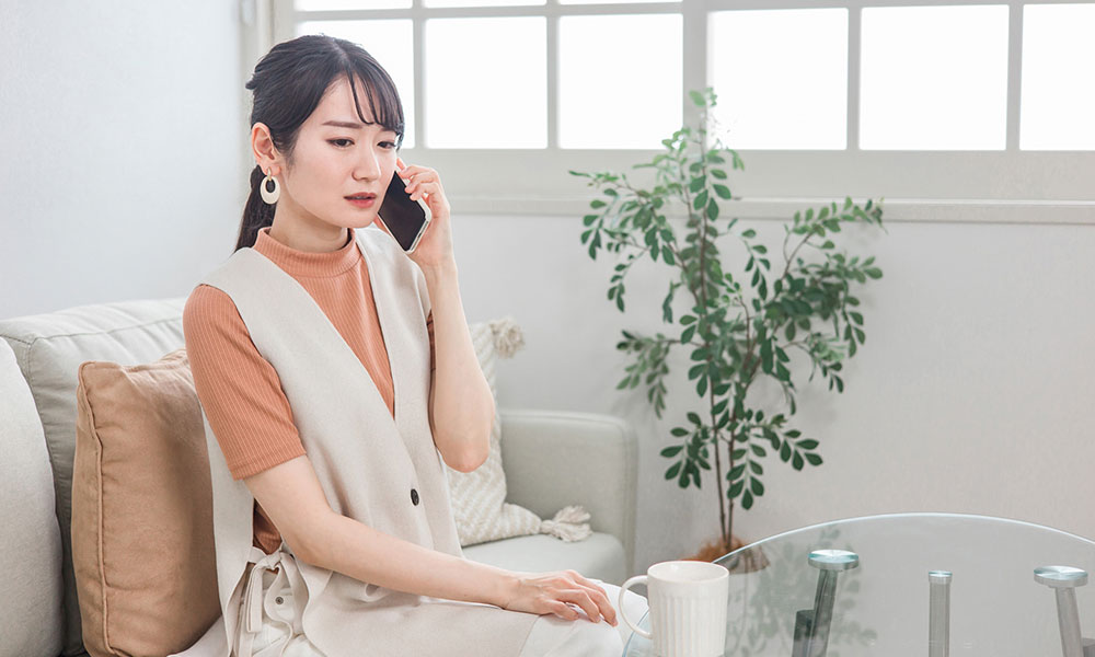 怒って会社に問い合わせる女性