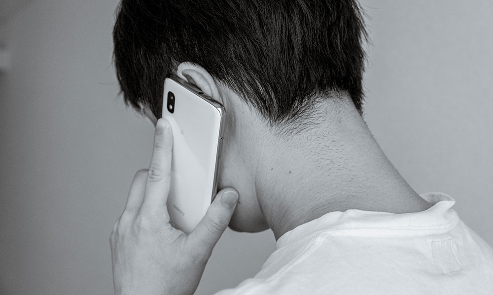 目の前で電話に出ないパートナー