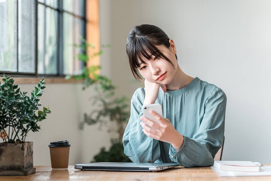 彼氏が詐欺師か悩む女性