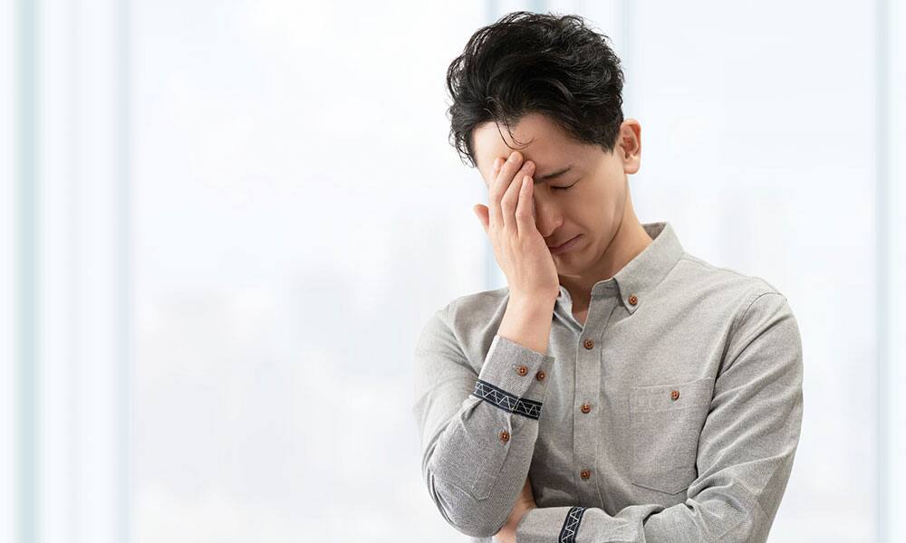 反社と関わったことの不利益で絶望する男性
