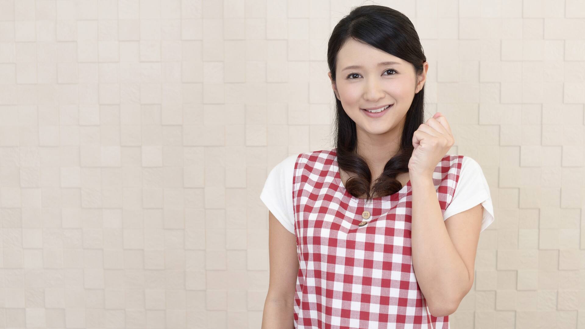 ガッツポーズの女性