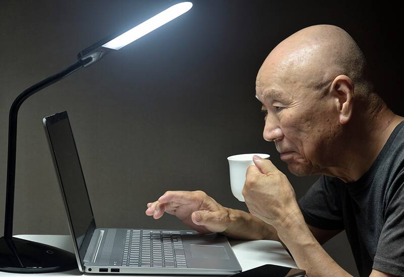 パソコンに向かう老人男性