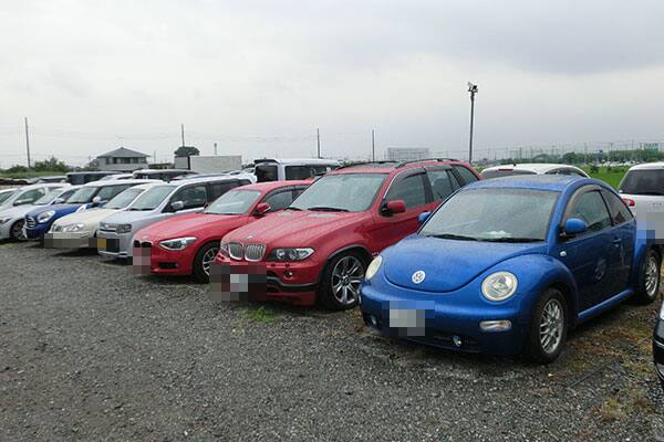 本社の第三駐車場に並ぶ多種の車