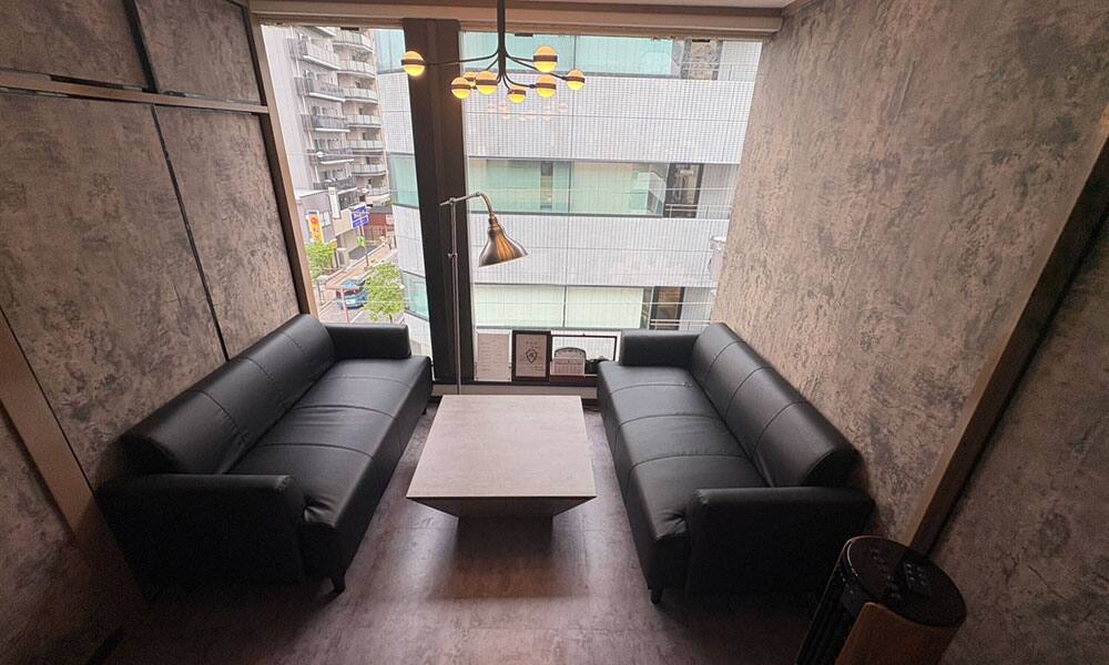 そよかぜ探偵事務所 相談室